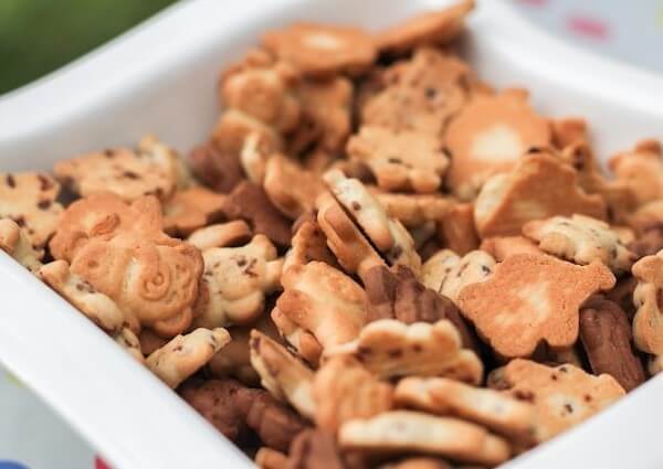 can chocolate Animal Crackers harm a cat